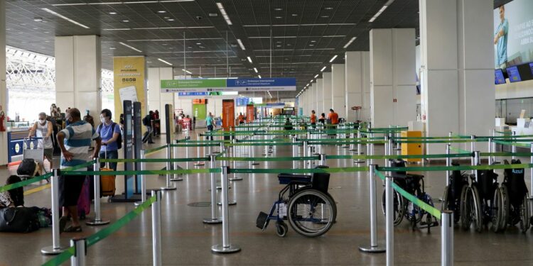 Ministério divulga levantamento com reclamações de consumidores sobre as companhias aéreas - Foto: Agência Brasil