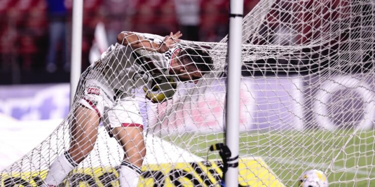 Com 3 gols de Calleri, São Paulo goleia o Athletico-PR no Morumbi