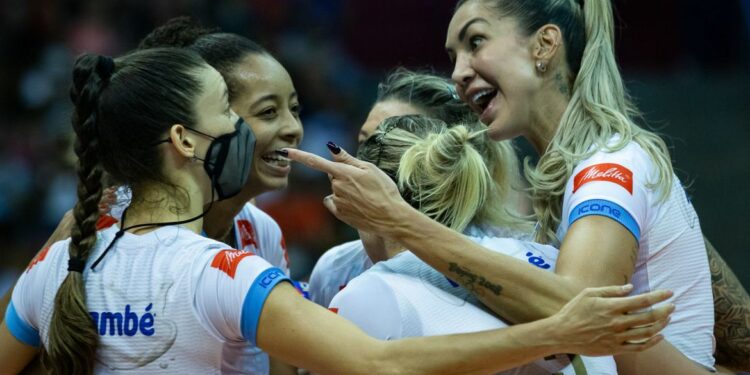 Atletas do Minas celebram um dos pontos da vitória no primeiro jogo da final Foto: Nadine Oliver/Inovafoto/CBV