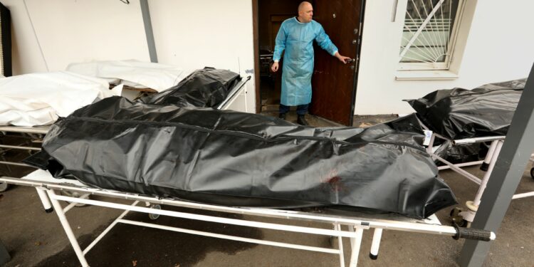 Mais de mil corpos de civis lotam necrotério de Kiev