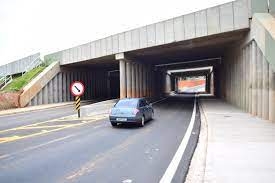 Retirada de painel interdita passagem próxima ao Carrefour