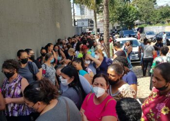 Pessoas se aglomeraram em frente a escritório na Vila Industrial, atrás de emprego.  Foto: Leandro Ferreira/ Hora Campinas