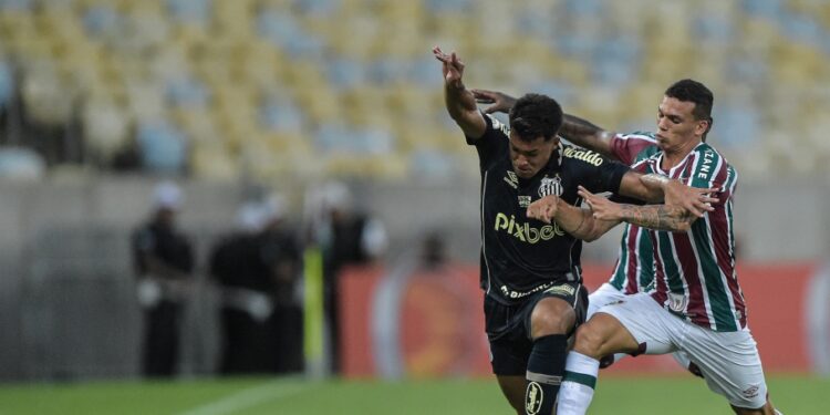 Fluminense e Santos empatam sem gols na abertura do Brasileirão 2022