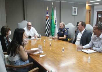 Reunião na Prefeitura: prefeito Dário, pesquisadoras, secretário e comandante da guarda - Foto: Manoel de Brito/Divulgação PMC