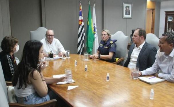 Reunião na Prefeitura: prefeito Dário, pesquisadoras, secretário e comandante da guarda - Foto: Manoel de Brito/Divulgação PMC