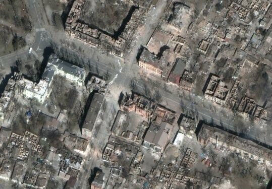 Vista aérea de parte de Mariupol, destruída pelos ataques: 100 mil civis ainda estão encurralados na cidade portuária ucraniana, quase totalmente controlada pelo exército russo Foto: Agência Lusa