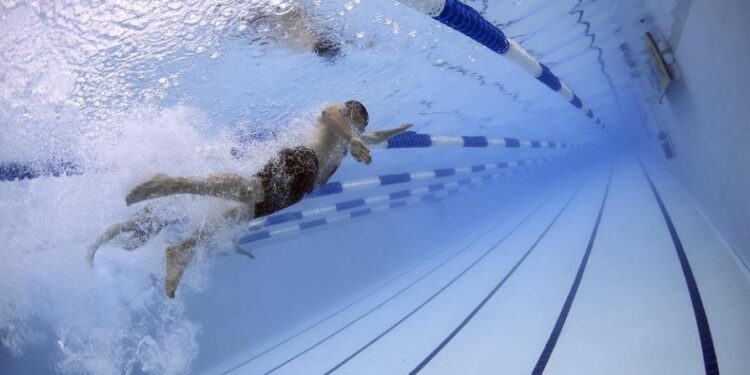 Benefícios da natação são apontados por especialistas: melhora tônus muscular e ajuda a amenizar crises de doenças respiratórias como asma e bronquite - Foto: Pixabay