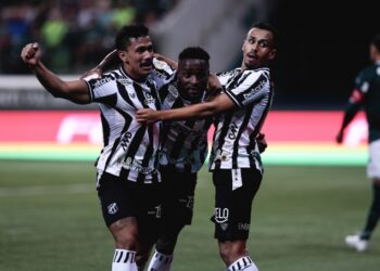 Jogadores do Ceará comemoram gol, na partida contra o Palmeiras, em São Paulo. Foto: CBF