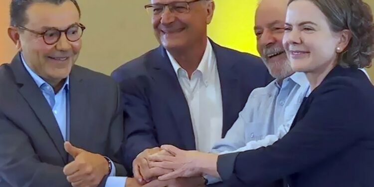 Alckmin e Lula entre os presidentes do PSB e PT: articulação concluída. Foto: Redes Sociais PT