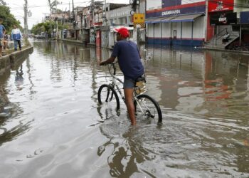 Rua inundada em cidades da Baixada Fluminense. Foto: Agência Brasil