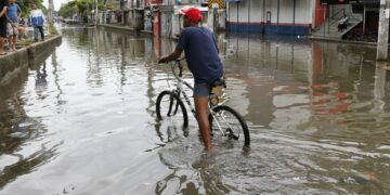 Rua inundada em cidades da Baixada Fluminense. Foto: Agência Brasil