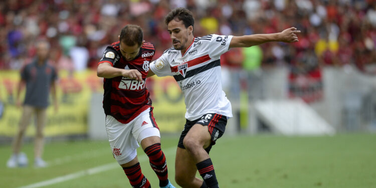 Éverton Ribeiro tenta superar a marcação do são-paulino Igor Gomes: Flamengo foi dominante na maior parte do jogo Foto: Marcelo Cortes/Flamengo