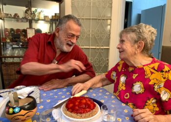 Teresa Aguiar e seu amigo,  o também diretor Márcio Tadeu, na comemoração de seus 88 anos, completados em 15 de março. Fotos: Arquivo Pessoal