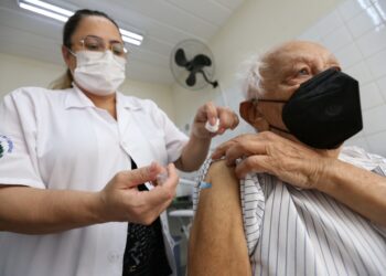 A partir dos 55 anos, a cobertura vacinal contra a Covid está em 100%. Foto: Divulgação/ PMC
