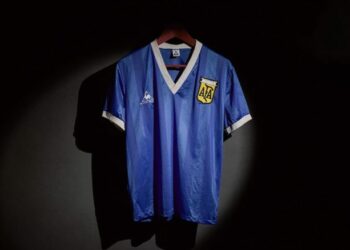 Com essa camisa, Maradona marcou o mítico gol com a "Mão de Deus". Foto: Divulgação/ Sotheby’s