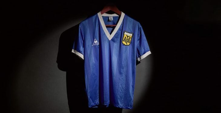 Com essa camisa, Maradona marcou o mítico gol com a "Mão de Deus". Foto: Divulgação/ Sotheby’s