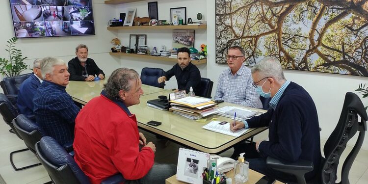 Representantes da empresa estiveram com o prefeito de Americana, Chico Sardelli, nesta terça-feira (24). Foto: Divulgação