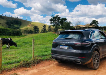 O contraste entre o SUV híbrido da Porsche e a paisagem rural de Cunha. Fotos: Divulgação