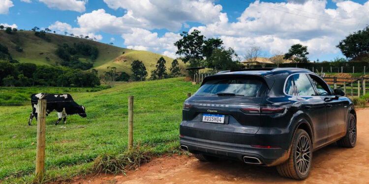O contraste entre o SUV híbrido da Porsche e a paisagem rural de Cunha. Fotos: Divulgação
