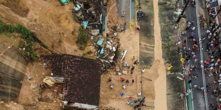 Número de mortes confirmadas devido à chuva no Grande Recife chega a 56