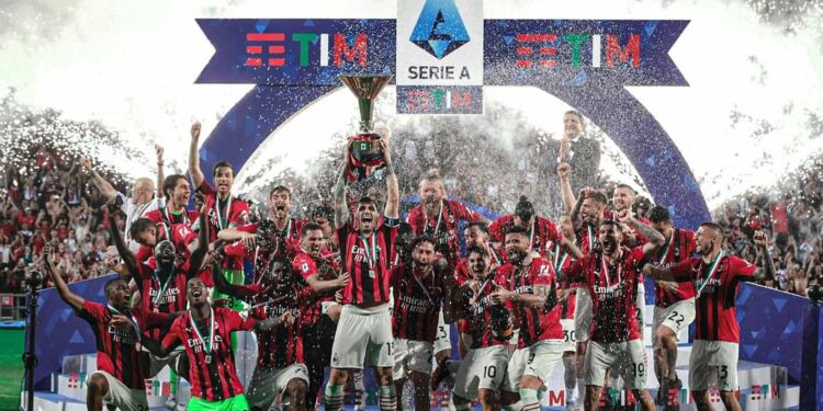 Festa do time de Milão: título veio na última rodada do Italiano. Foto: Reprodução