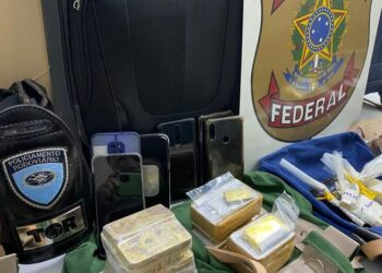Ouro, celulares e objetos que foram apreendidos pela Polícia Federal em avião e carros - Foto: Divulgação/PF