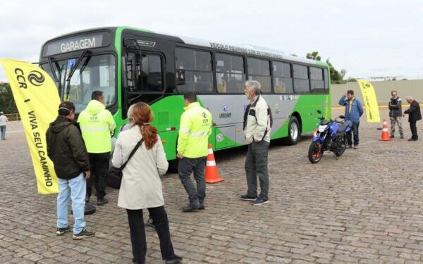 Motoristas do transporte invertem papéis no trânsito em atividades simuladas