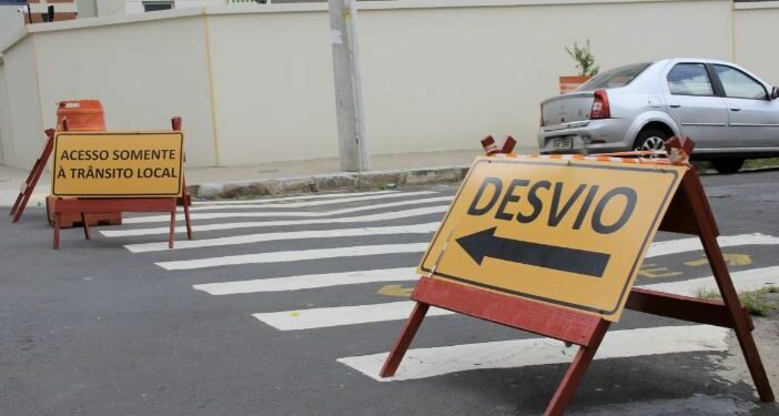 Trecho da Guilherme da Silva tem bloqueio viário para extração de árvores