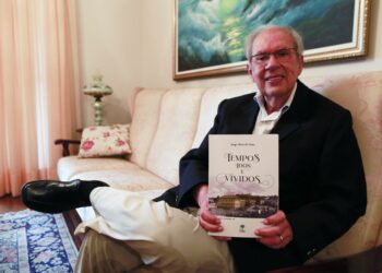 O escritor e historiador Jorge Alves Lima com o livro que será lançado nesta segunda-feira
Foto: Leandro Ferreira/Hora Campinas