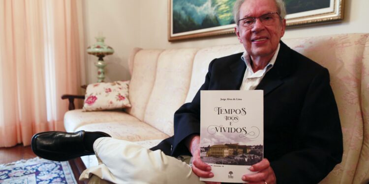 O escritor e historiador Jorge Alves Lima com o livro que será lançado nesta segunda-feira
Foto: Leandro Ferreira/Hora Campinas