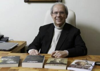 Jorge Alves de Lima com exemplares dos livros que narram a história de Carlos Gomes, inclusive com acontecimentos inéditos, viabilizados a partir de sua pesquisa Foto: Divulgação