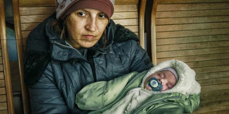 Mulher com bebê de dois meses em uma estação de trem em Uzhhorod: mais de 400 crianças foram mortas desde o início do conflito. - Foto: Unicef /Olena Hrom