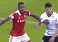 Edenilson e Rafael Ramos disputam bola no Beira-Rio: atleta colorado acusa lateral de ofensa racial Foto: Reprodução/redes sociais
