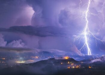 Uma tempestade de raios vista de Istria, na Croácia. Aquecimento global agrava ainda mais a frequência e a intensidade de eventos climáticos extremos - Foto: OMM/ Boris Baran