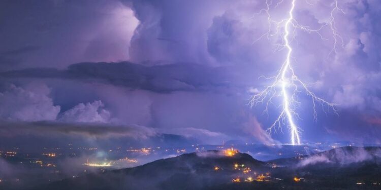 Uma tempestade de raios vista de Istria, na Croácia. Aquecimento global agrava ainda mais a frequência e a intensidade de eventos climáticos extremos - Foto: OMM/ Boris Baran