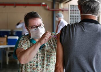 A aior cobertura contra a gripe é entre os idosos, com 72% do púbico alvo imunizado. Foto: Leandro Ferreira/Hora Campinas