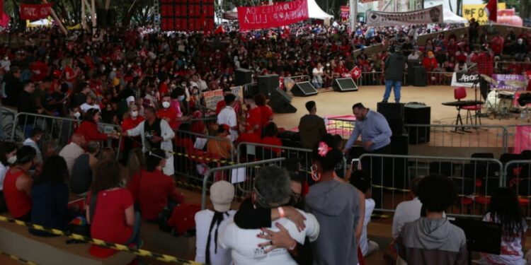Horas antes da chegada de Lula, o Teatro de Arena da Unicamp já estava lotado. Fotos: Leandro Ferreira/Hora Campinas