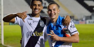 Os garotos Jean Carlos (à esq.) e Felipe Amaral: menos de 20 anos de idade. Foto: Ponte Press/Álvaro Jr.