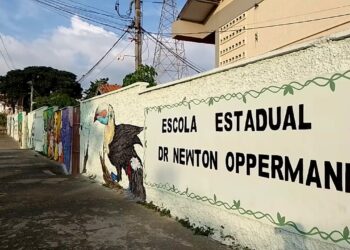 Fachada da Escola Estadual Dr. Newton Oppermann, onde ocorreu o assalto: movimentação foi captada por câmeras de segurança Foto: Barba Azul/Divulgação