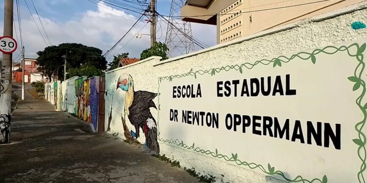 Fachada da Escola Estadual Dr. Newton Oppermann, onde ocorreu o assalto: movimentação foi captada por câmeras de segurança Foto: Barba Azul/Divulgação