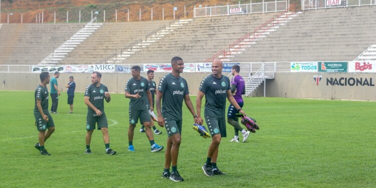 Atletas do Guarani fizeram reconhecimento do gramado do estádio Soares de Azevedo, nesta sexta-feira (13) Foto: Carlos Rodrigues/GuaraniFC