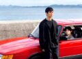 O ator e diretor de teatro Yûsuke Kafuku (Hidetoshi Nishijima) em “Drive My Car” com a motorista Misaki (Tôko Miura) Fotos: Divulgação
