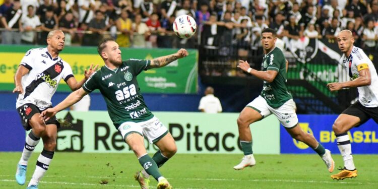 Atacante Bruno José, do Guarani, disputa a bola com o lateral-esquerdo Edimar, do Vasco. Fotos: Paulo Bindá/ Especial para o Guarani FC