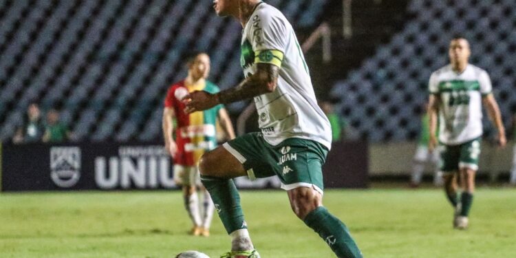 Giovanni Augusto fez de pênalti o gol solitário do Bugre; lanterna da Série B, com apenas oito pontos Foto: Iury Oliveira/Especial para Guarani FC