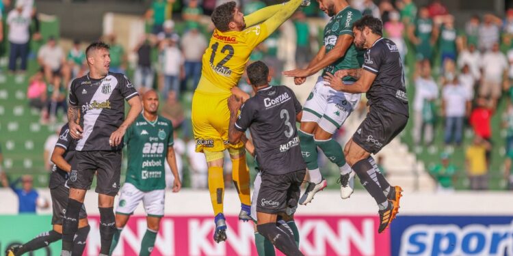 O goleiro da Ponte Preta Caique França dá soco na bola - Foto: Thomaz Marostegan/Guarani FC