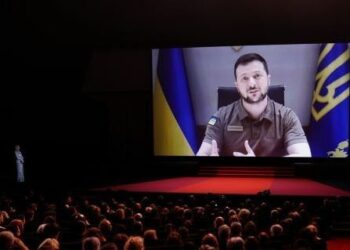 O presidente ucraniano Volodymyr Zelensky: aparição, via vídeo causou surpresa na sala e uma ovação do público - Foto: Reprodução