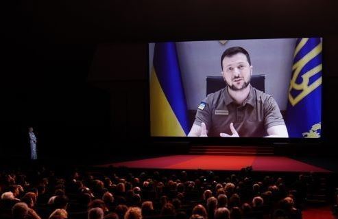 O presidente ucraniano Volodymyr Zelensky: aparição, via vídeo causou surpresa na sala e uma ovação do público - Foto: Reprodução