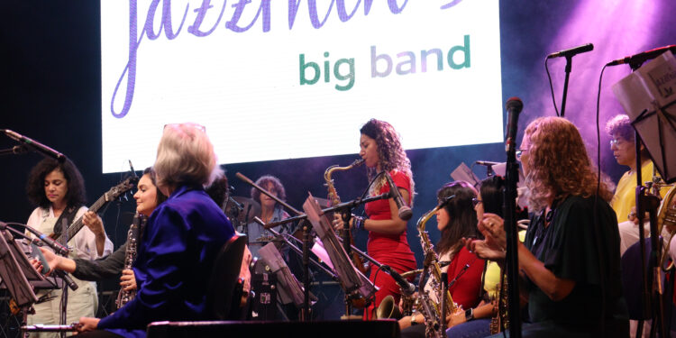 A Jazzmin's Big Band nasceu em 2017 e é considerado a primeira big band do Brasil formada totalmente por mulheres . Fotos: Divulgação