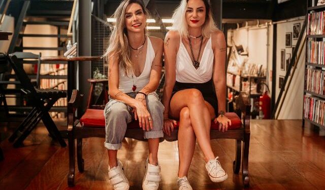 As irmãs Lívia Mota e Natália Moreti: em comum a dupla carrega o amor pelas palavras - Fotos; Divulgação