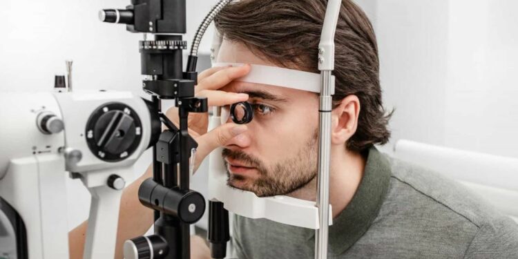 Olhos interferem na saúde como  um todo, alerta o oftalmologista Leôncio Queiroz Neto, do Instituto Penido Burnier. Foto: Divulgação